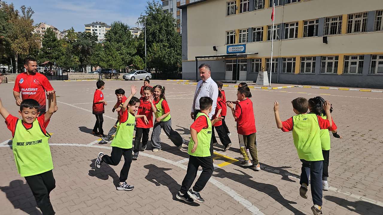 Milli eğitim müdürü öğrencilerle oyun oynadı