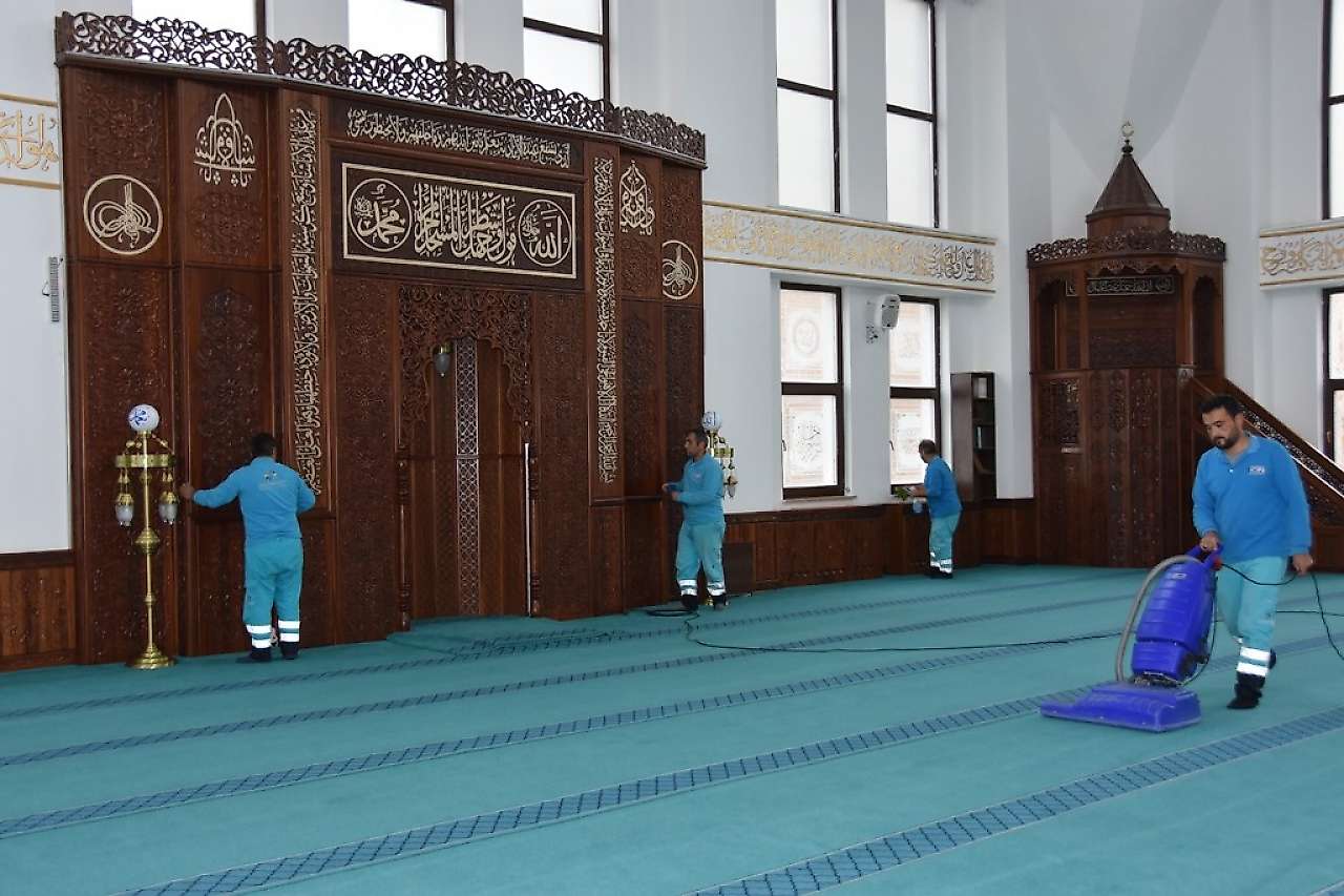 Kocasinan'da Camiler Gül Suyuyla Yıkanıyor: Temizlik Ekibi İş Başında
