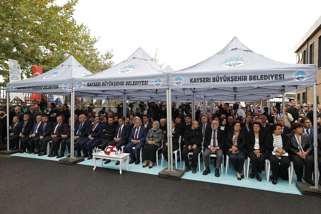 Kayseri'de Duygu Dolu Açılış: Merhum Ramazan Büyükkılıç'ın Sesi Yapay Zekâ ile Hayat Buldu