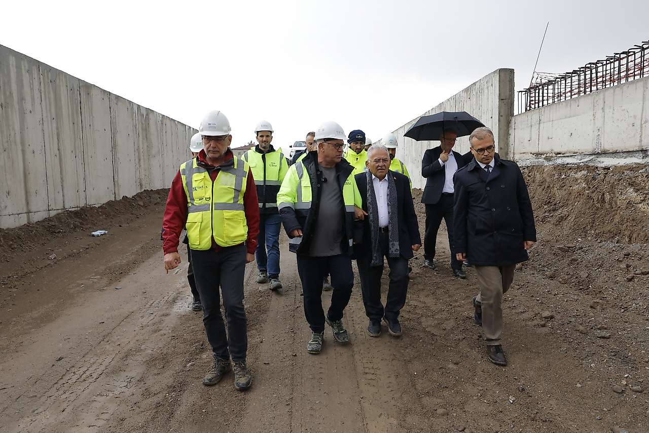 Başkan Büyükkılıç Kartal Katlı Kavşağı'nda son durumu yerinde inceledi