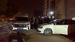 Kayseri'de kendine zarar veren şahsı, polis ekipleri zor kullanarak kurtardı