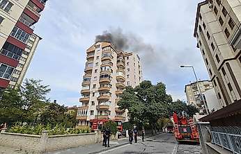 9 katlı binanın   çatı katında yangın