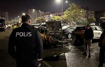 Kayseri'de kaza yapan otomobil alev aldı, park halindeki 3 araç zarar gördü: 1 yaralı