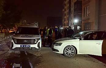 Kayseri'de kendine zarar veren şahsı, polis ekipleri zor kullanarak kurtardı