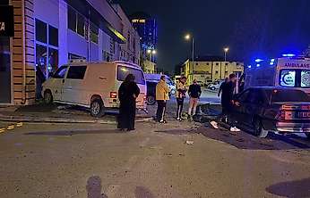 Kayseri'de otomobille çarpışan minibüs dükkana daldı: 2 yaralı