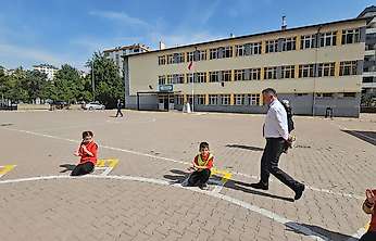 Milli eğitim müdürü     öğrencilerle oyun oynadı
