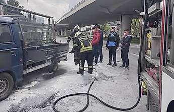 Seyir halindeki kamyonetin lastiği yandı