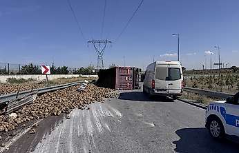 Virajı alamayan tır devrildi