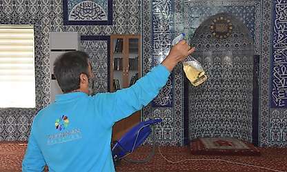 Kocasinan'da Camiler Gül Suyuyla Yıkanıyor: Temizlik Ekibi İş Başında