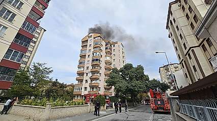 9 katlı binanın   çatı katında yangın