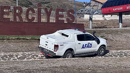 Erciyes Dağı'nda yürüyüş yaparken düşüp yaralanan turistler için ekipler seferber oldu