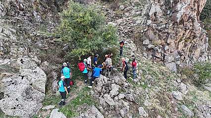 Kayalıklardan dere yatağına düşen şahıs kurtarıldı