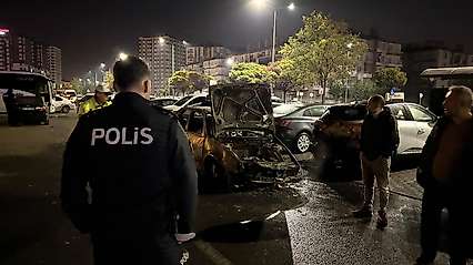 Kayseri'de kaza yapan otomobil alev aldı, park halindeki 3 araç zarar gördü: 1 yaralı