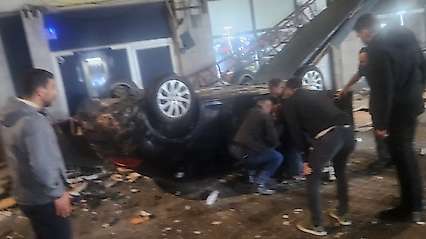 Kayseri'de otomobil 50 metre yükseklikteki kayalıktan dükkanların üzerine uçtu: 1 yaralı