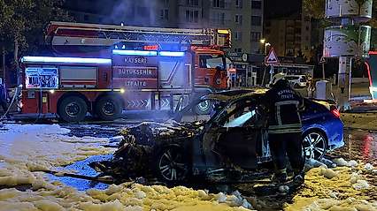 Park halindeki otomobile çarpan otomobil alev aldı: 1'i ağır, 2 yaralı