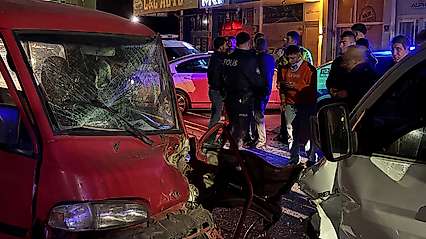Pikapla kafa kafaya çarpışan kamyonet sürücüsü araçta sıkıştı: 2 yaralı