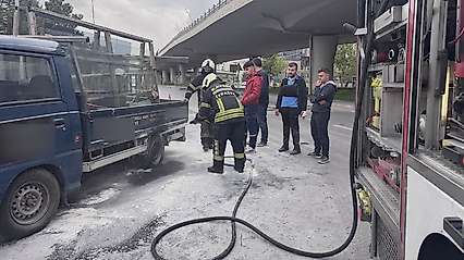 Seyir halindeki kamyonetin lastiği yandı