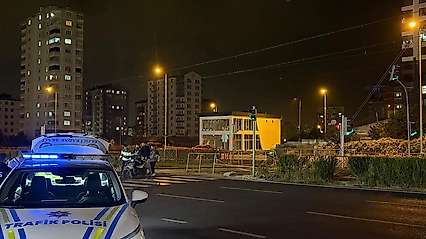 Yaya geçidinden geçmeye çalışan motosiklet tramvayla çarpıştı: 1 yaralı