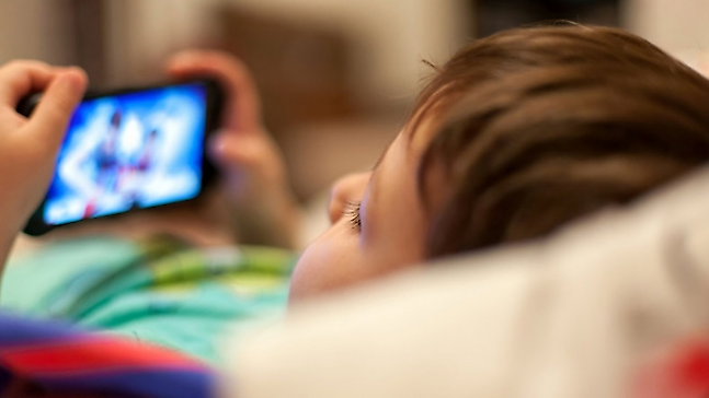 Çocuklarda telefon alarmı: Risk büyüyor!
