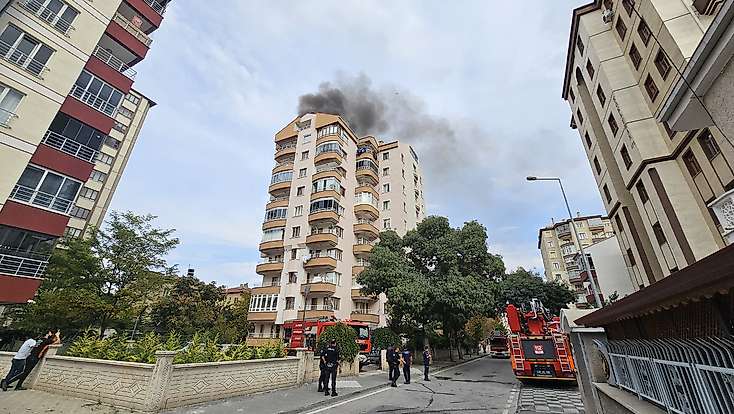 9 katlı binanın   çatı katında yangın