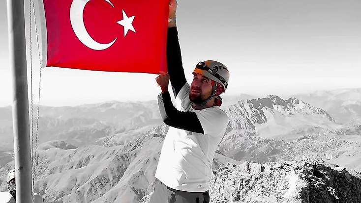 Erciyes'e zirve tırmanışı yapan dağcı uçurumdan düşerek hayatını kaybetti