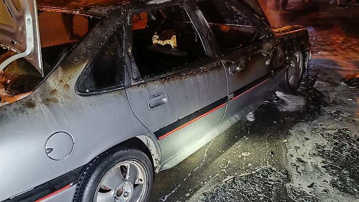 Kayseri’de park halindeki otomobil alev alev yandı