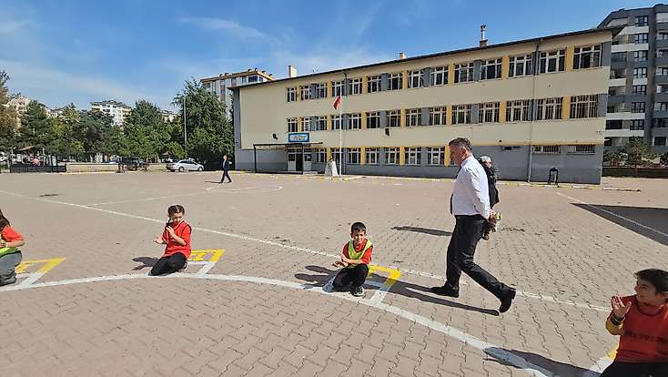 Milli eğitim müdürü     öğrencilerle oyun oynadı