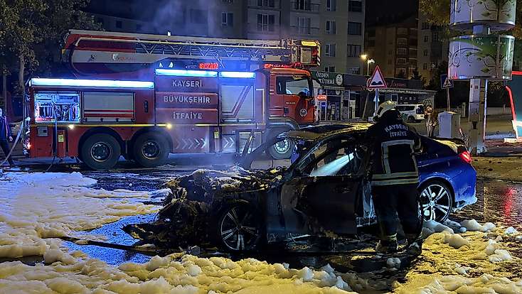 Park halindeki otomobile çarpan otomobil alev aldı: 1'i ağır, 2 yaralı