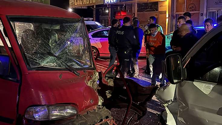 Pikapla kafa kafaya çarpışan kamyonet sürücüsü araçta sıkıştı: 2 yaralı