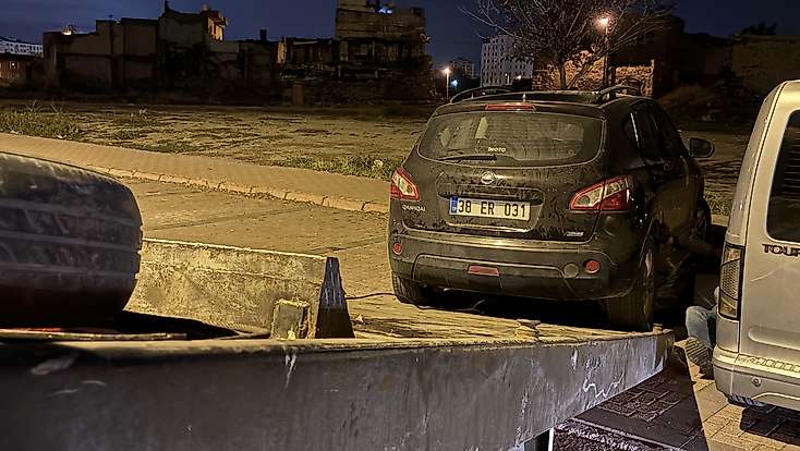 Polisin üzerine araç sürerek kaçtı, 'dava açarım' diyerek tehdit etti