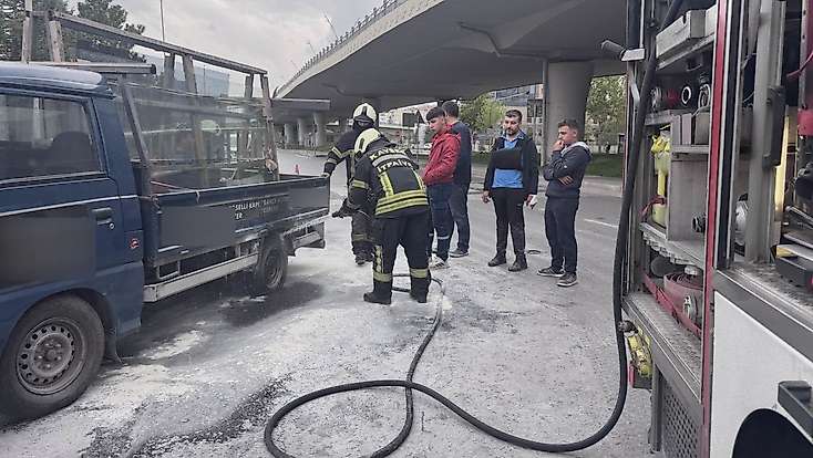Seyir halindeki kamyonetin lastiği yandı