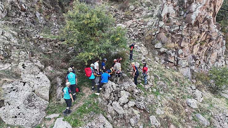 Kayalıklardan dere yatağına düşen şahıs kurtarıldı