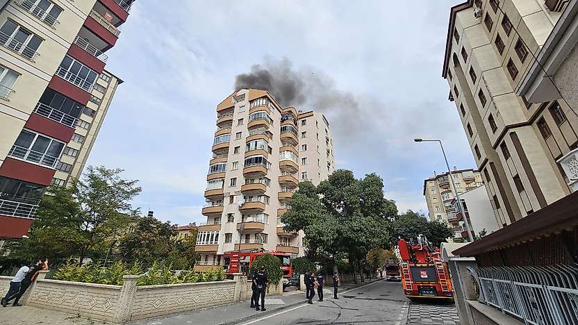 9 katlı binanın   çatı katında yangın