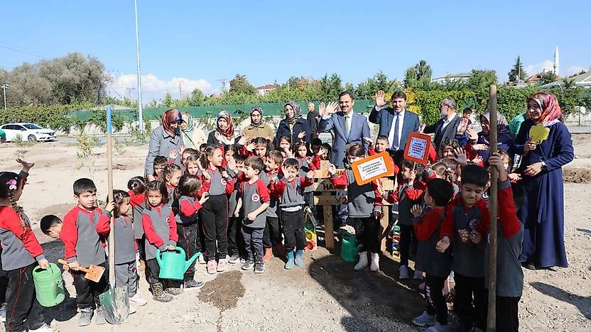 Başkan Çolakbayrakdar: 'Çocuklarımıza bırakacağımız en güzel miras, yeşil bir dünyadır'