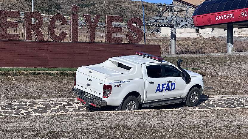 Erciyes Dağı'nda yürüyüş yaparken düşüp yaralanan turistler için ekipler seferber oldu