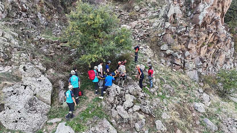 Kayalıklardan dere yatağına düşen şahıs kurtarıldı