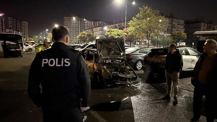 Kayseri'de kaza yapan otomobil alev aldı, park halindeki 3 araç zarar gördü: 1 yaralı