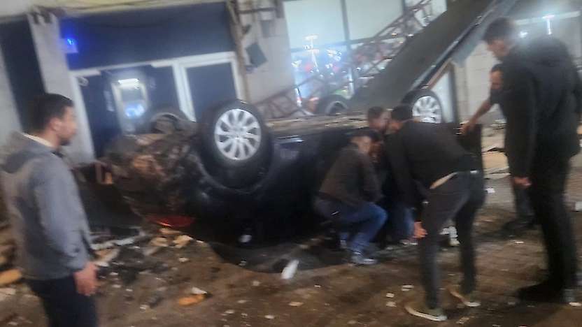 Kayseri'de otomobil 50 metre yükseklikteki kayalıktan dükkanların üzerine uçtu: 1 yaralı