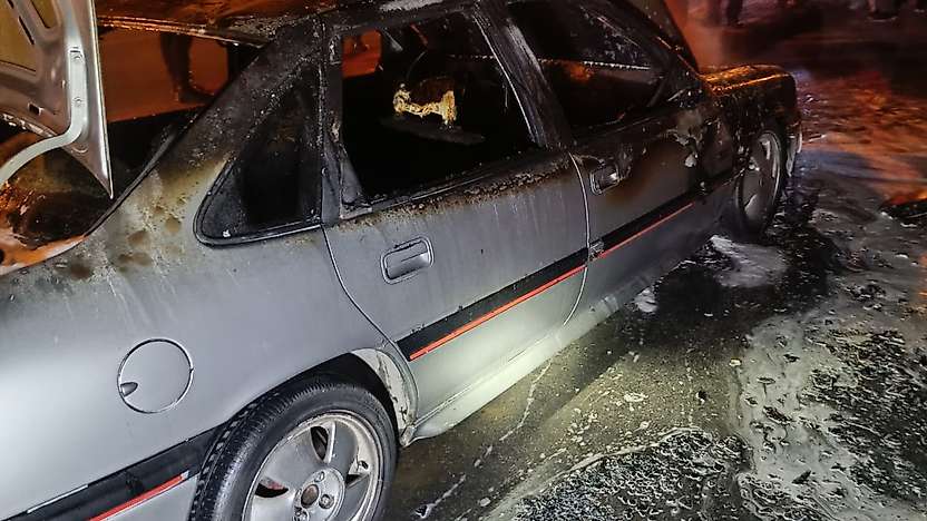Kayseri'de park halindeki otomobil alev alev yandı