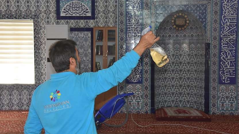 Kocasinan'da Camiler Gül Suyuyla Yıkanıyor: Temizlik Ekibi İş Başında
