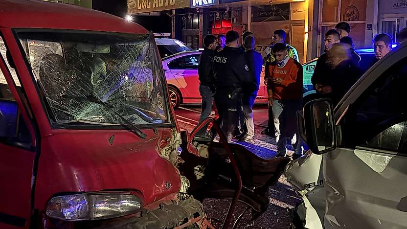 Pikapla kafa kafaya çarpışan kamyonet sürücüsü araçta sıkıştı: 2 yaralı