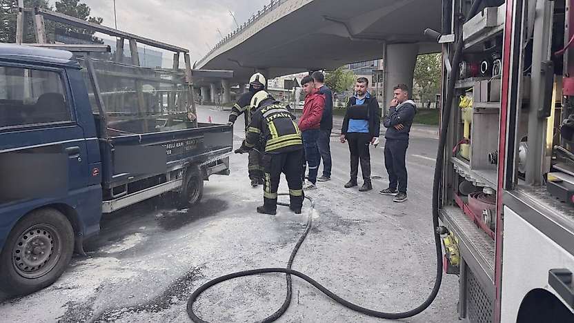 Seyir halindeki kamyonetin lastiği yandı