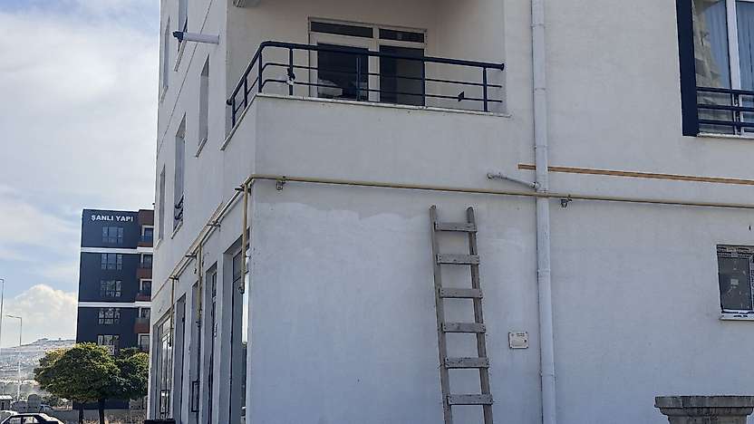 Uzaklaştırma kararı bitti eve merdivenle girdi