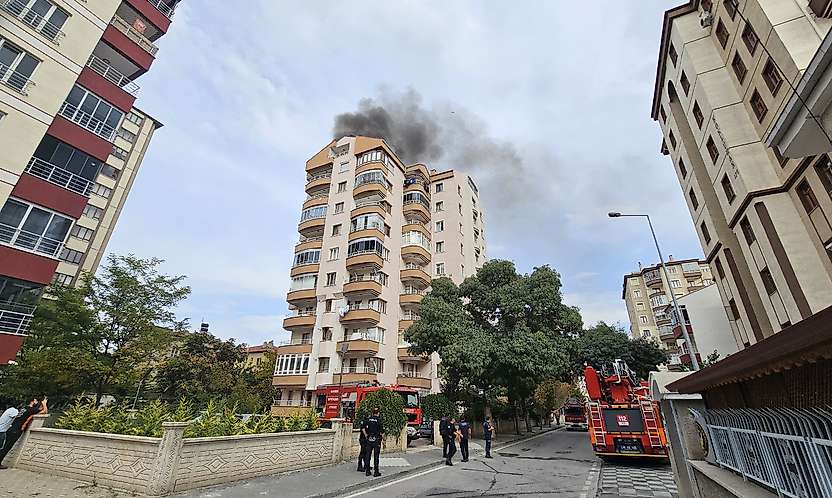 9 katlı binanın   çatı katında yangın