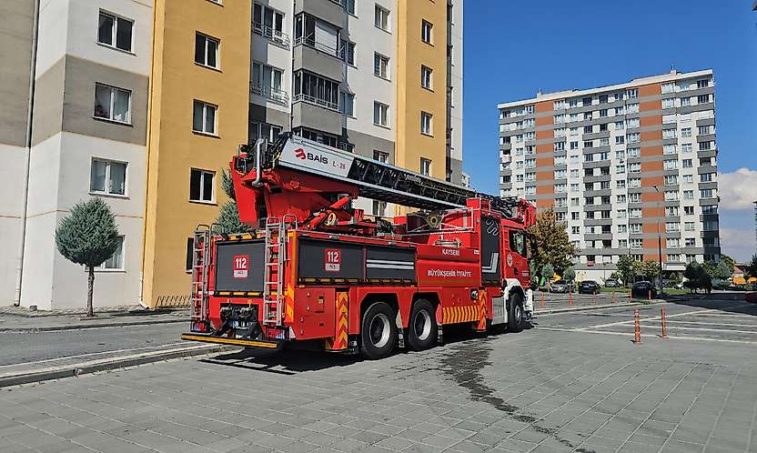 Apartmanda yangın paniği: 1 kişi dumandan etkilendi