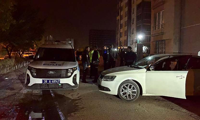 Kayseri'de kendine zarar veren şahsı, polis ekipleri zor kullanarak kurtardı