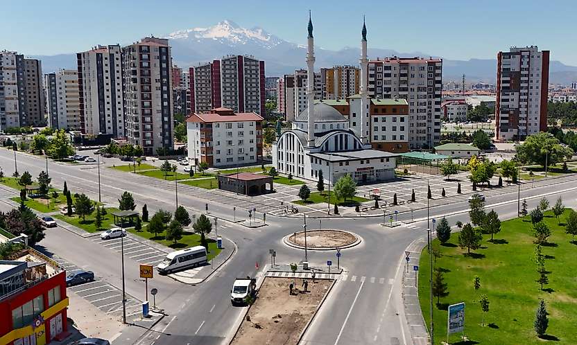 Ömrünü tamamlayan ağaçların yerine yenileri dikiliyor