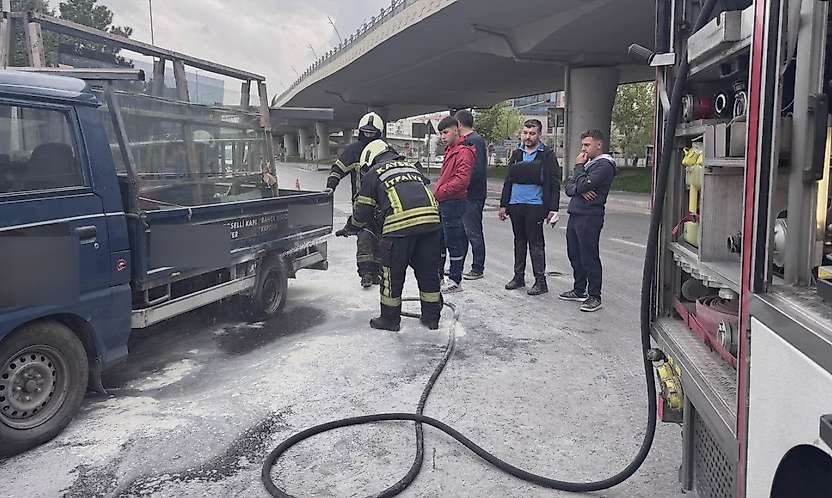 Seyir halindeki kamyonetin lastiği yandı